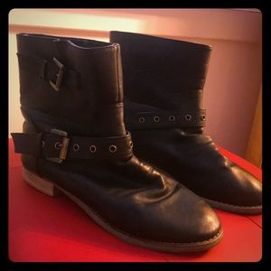 Cute ankle boots! Perfect with a skinny jean.